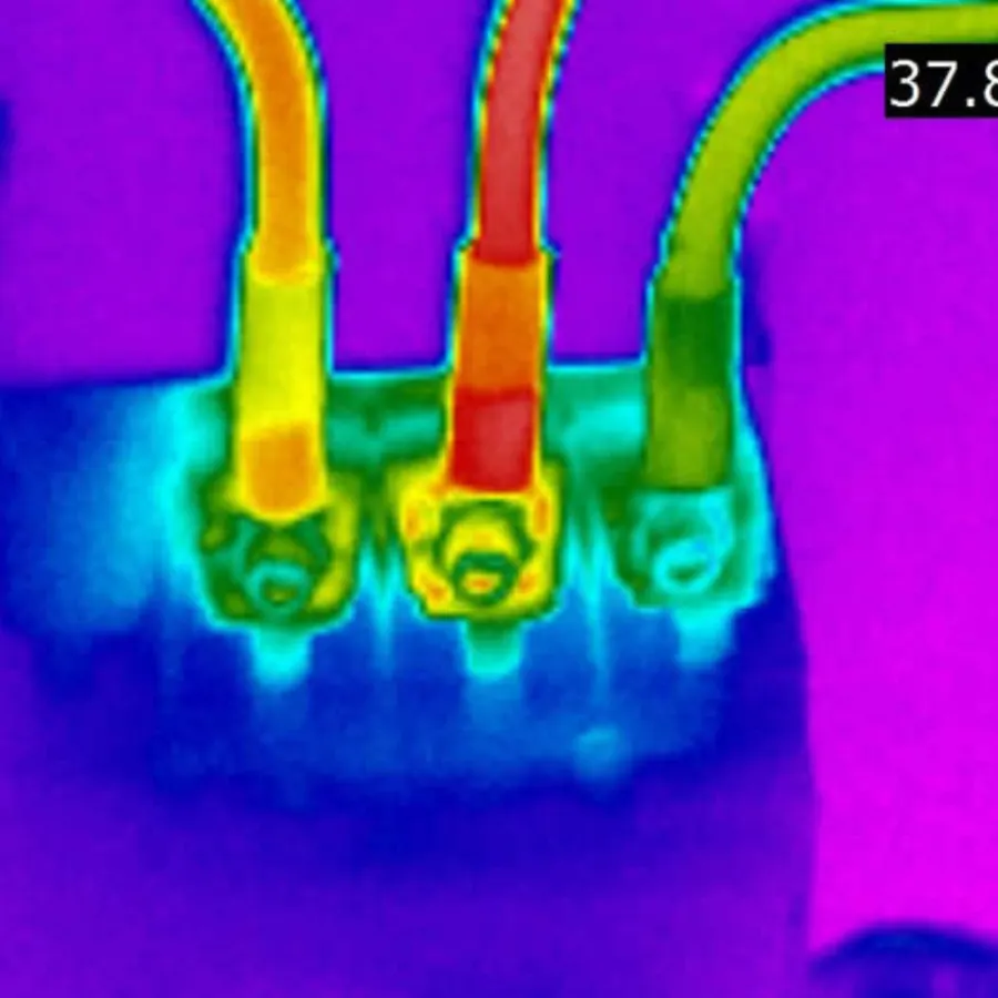 Thermogram of terminals with a thermal anomaly on one phase